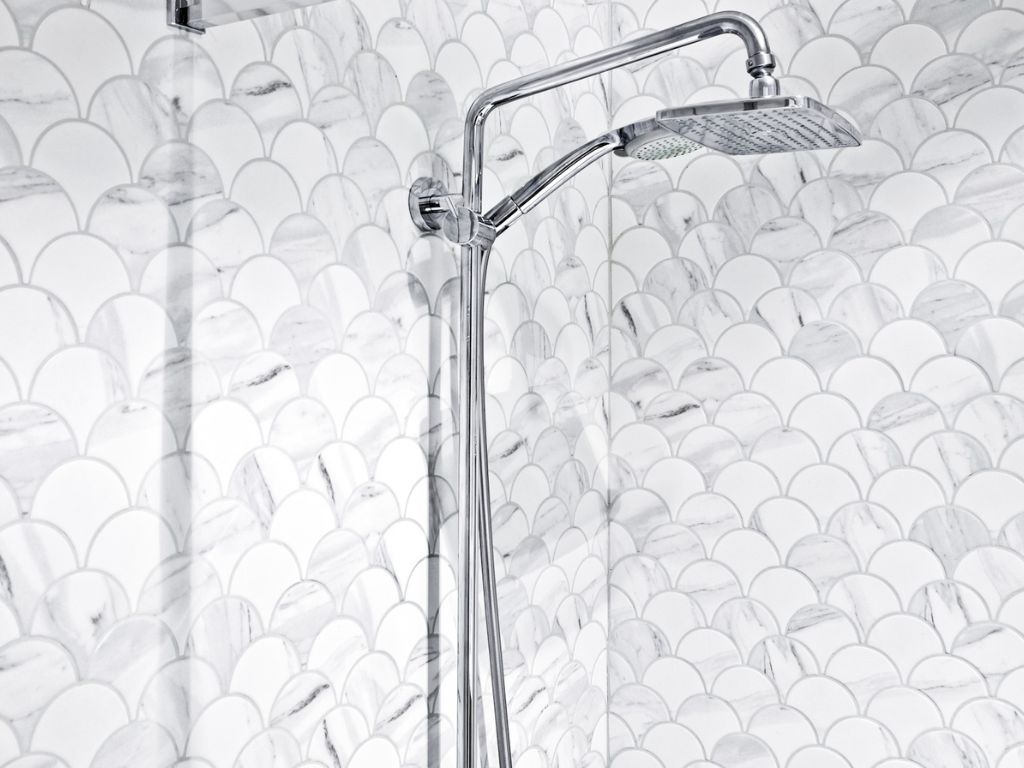 Hexagone im Badezimmer bei der Armatur