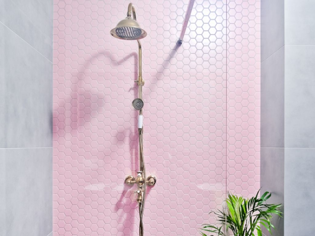 Hexagone im Badezimmer bei der Armatur