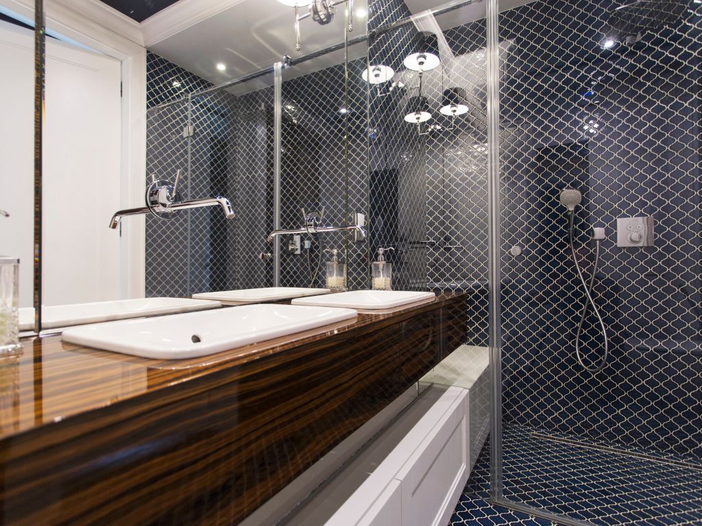 Hexagone im Badezimmer bei der Armatur