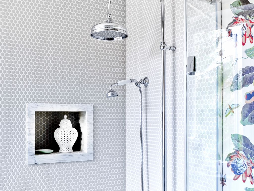 Hexagone im Badezimmer bei der Armatur