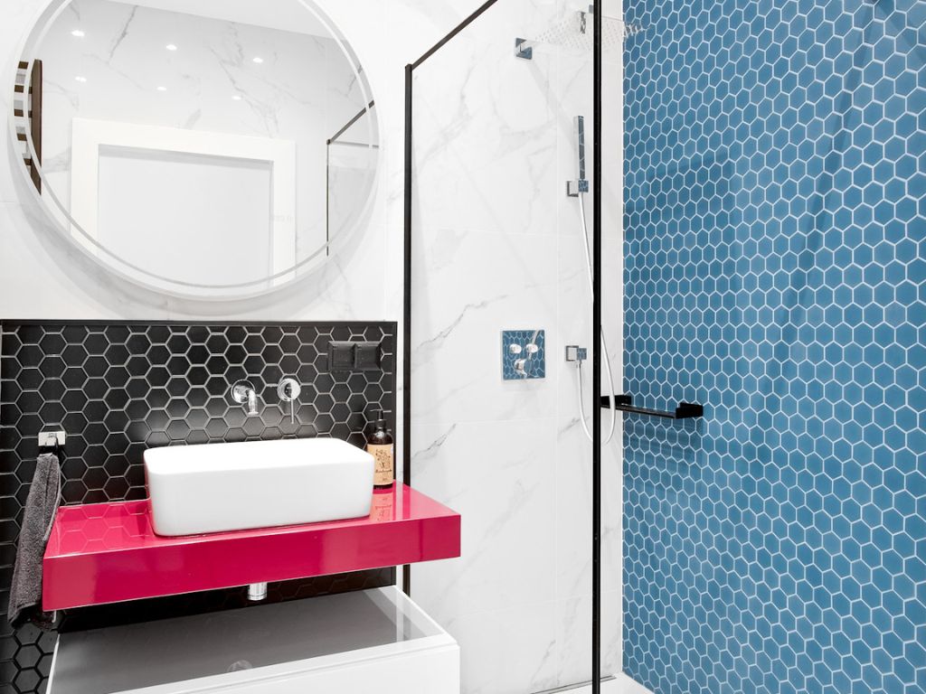 Hexagone im Badezimmer bei der Armatur