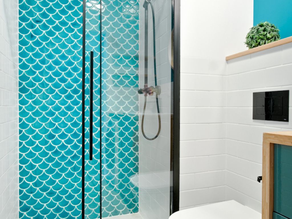 Hexagone im Badezimmer bei der Armatur