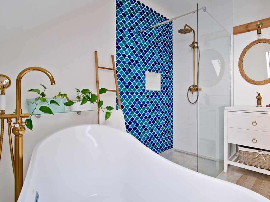 Hexagone im Badezimmer bei der Armatur