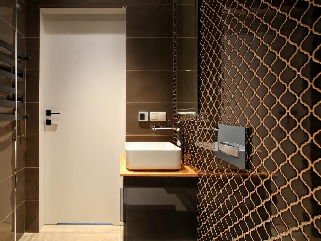 Hexagone im Badezimmer am Wasserhahn