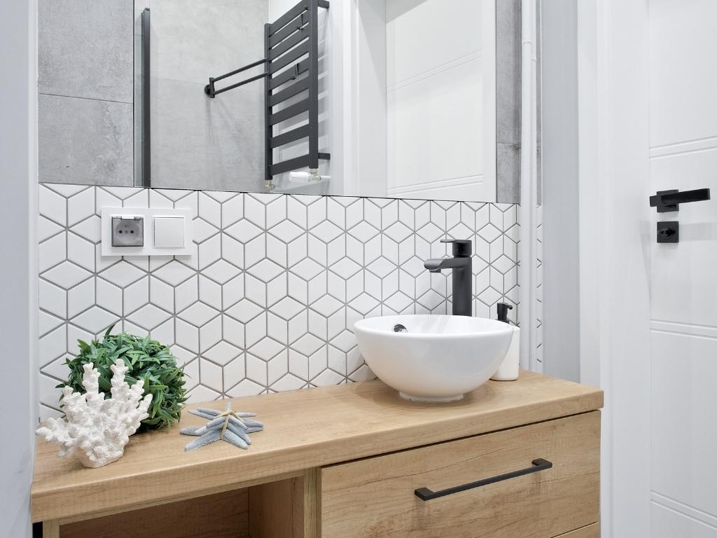 Hexagone im Badezimmer am Wasserhahn