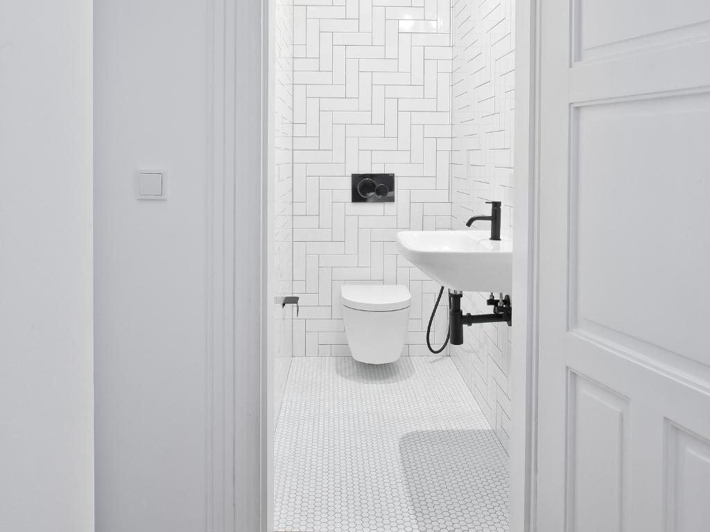 Hexagone im Badezimmer am Wasserhahn