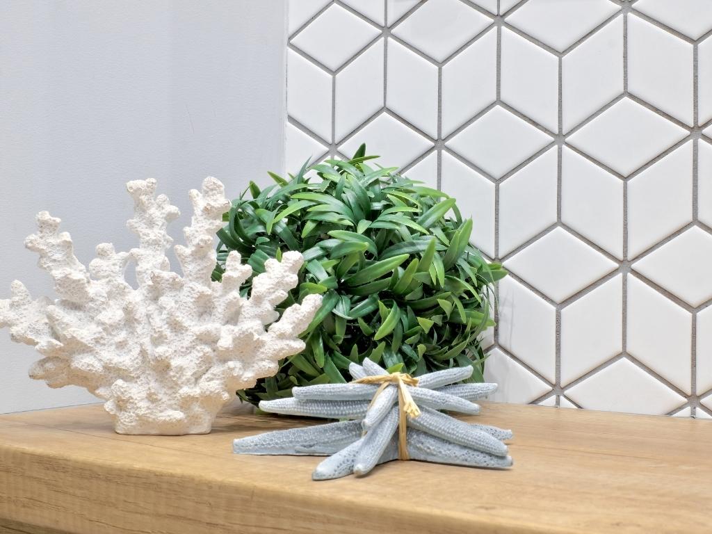 Hexagone im Badezimmer am Wasserhahn