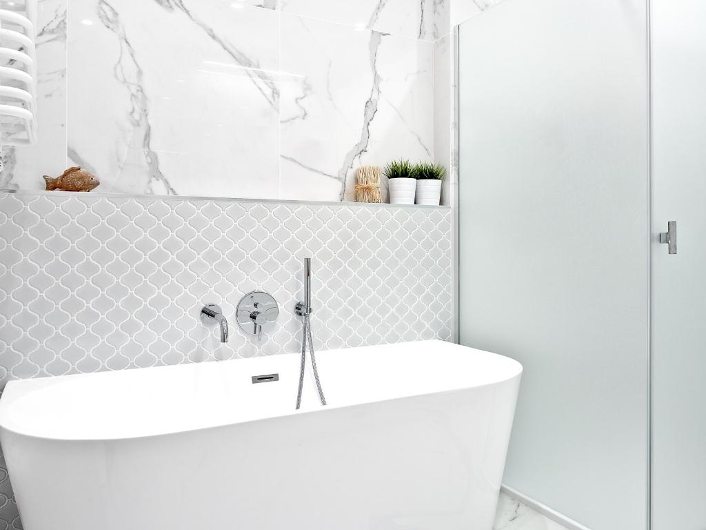 Hexagone im Badezimmer am Wasserhahn