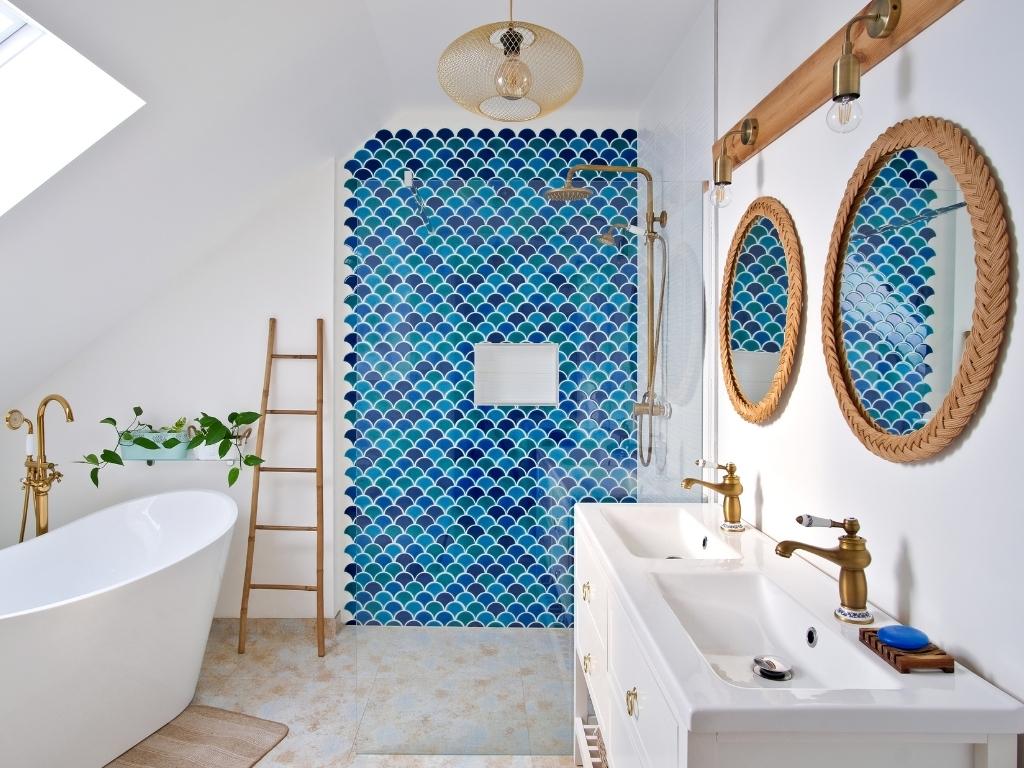 Hexagone im Badezimmer an der Armatur