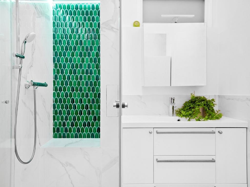 Hexagone im Badezimmer an der Armatur