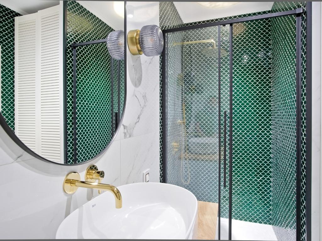 Hexagone im Badezimmer an der Armatur