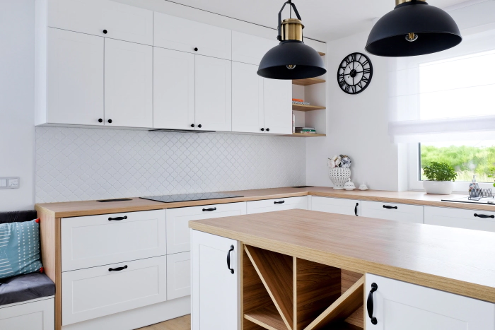 Fliesen, die Wände und Böden von Küche und Bad schmücken, modernes Design