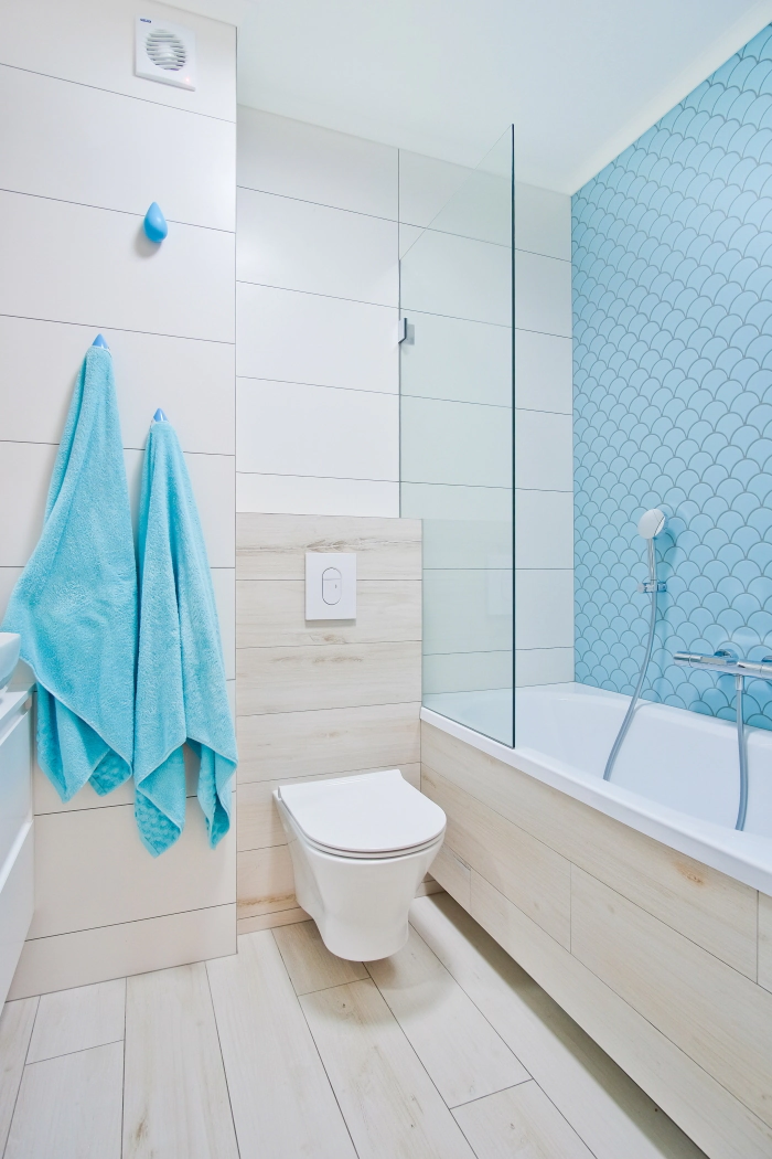 sauberes, frisches Badezimmer, Meeresfarbe, Lazur, weiße Badezimmerschränke