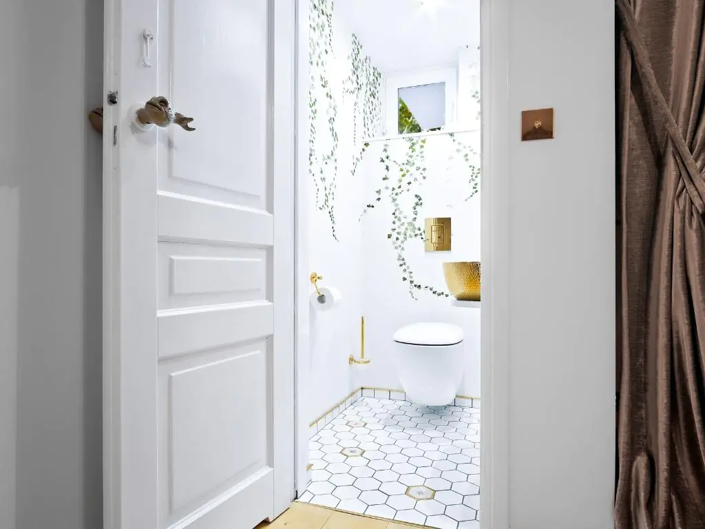 Badezimmer unter der Treppe - meistern Sie diese Herausforderung mit uns!