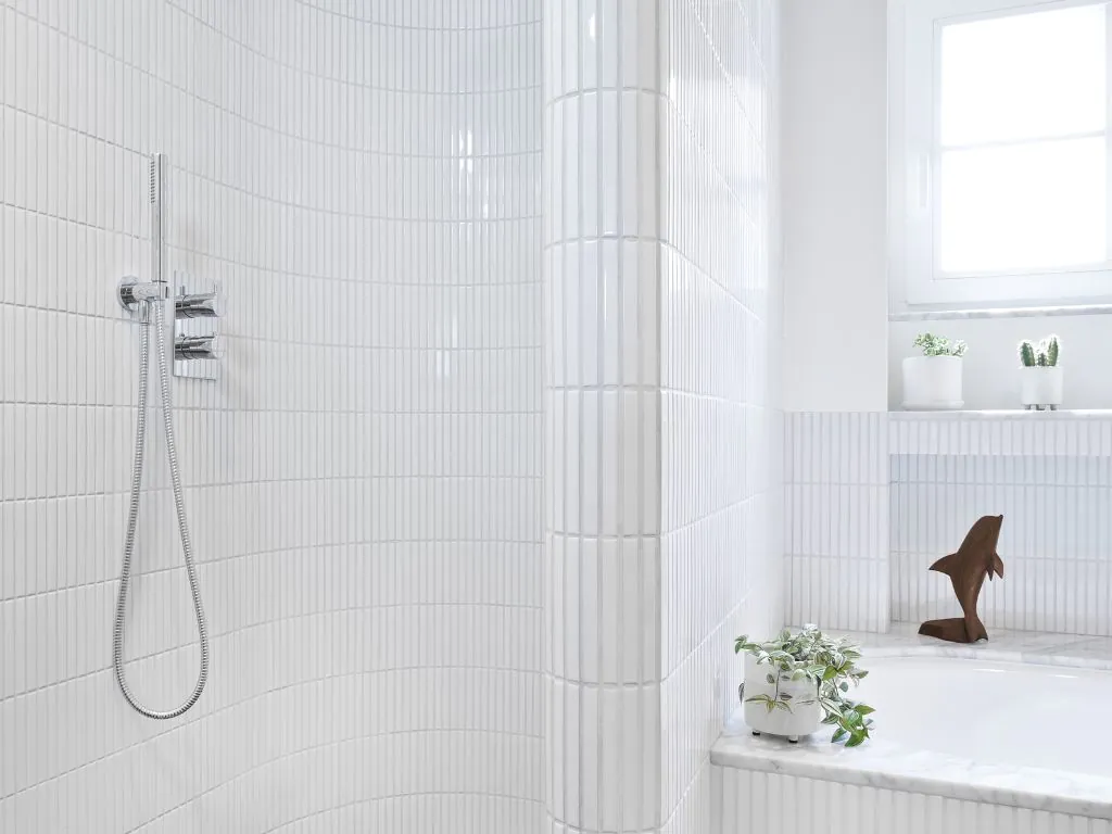 Welche Duschfliesen sind am besten geeignet? Raw Decor berät Sie!