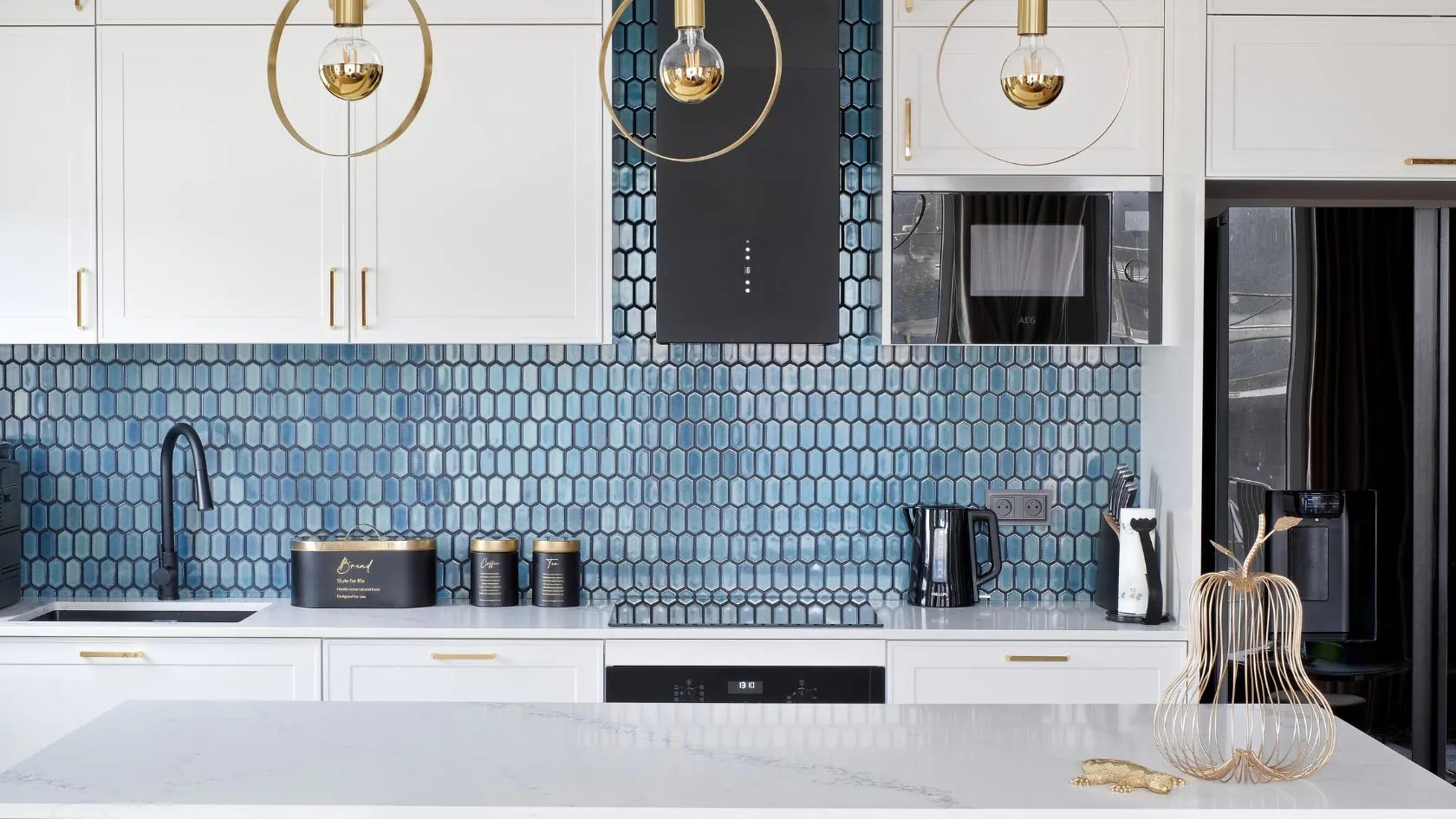 Od podłogi po ścianę: Aranżacje kuchni z płytkami Raw Decor!