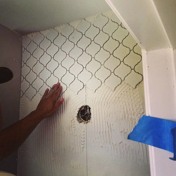 ukladanie plytek ceramicznych zaprawa klejowa porady fachowca kafle arabeska