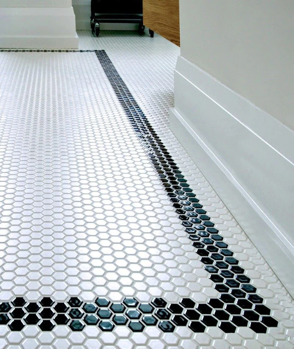 weiße Bodenfliese mit schwarzem Streifen Hex schöne Inspirationen