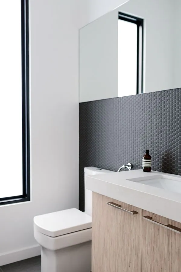 zeitgenössisches Mosaik, schlichtes Interieur, Dekore, Wandfliesen aus Keramik