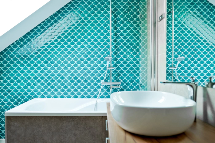 natürliche Fliesentöne weiße Badewannenverkleidung großes Fenster im Badezimmer Bodenfliesen