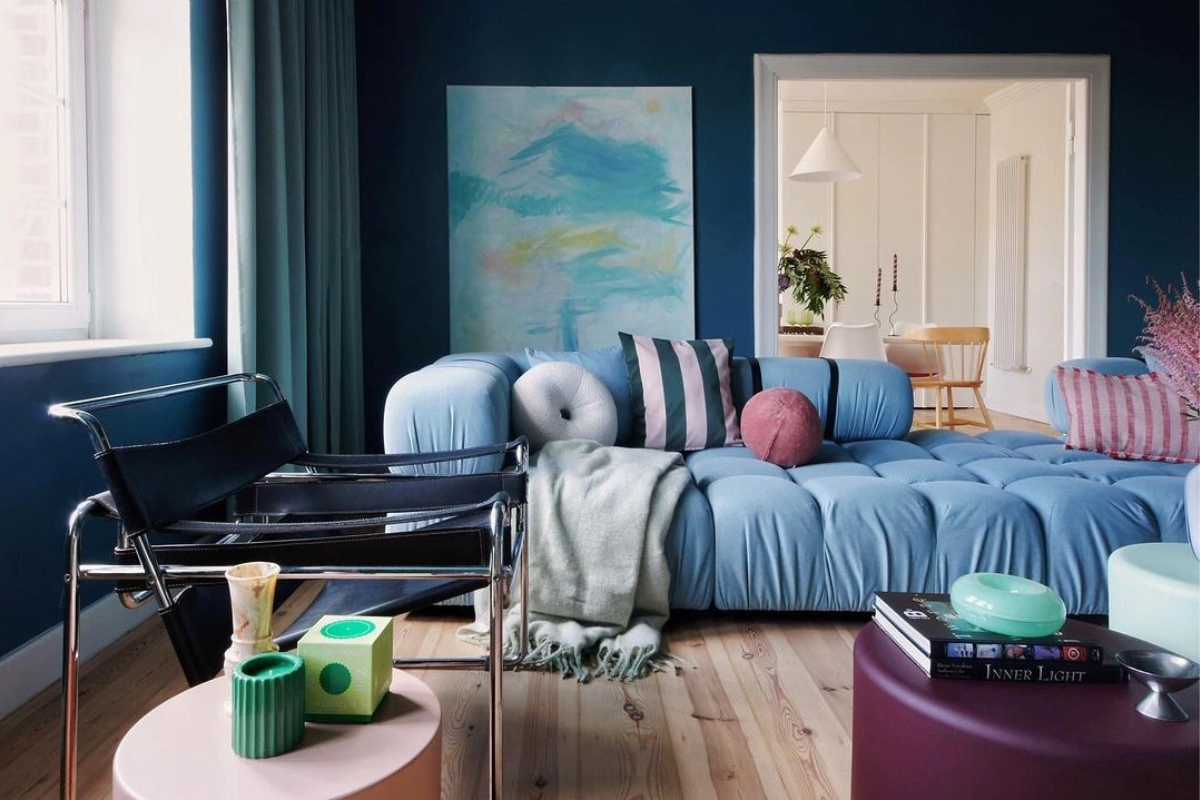 styl-memphis-group-w-polskich-wnetrzach-trendy-2025-2026-organiczne-ksztalty-zrodlo-ig-jkpluspartners