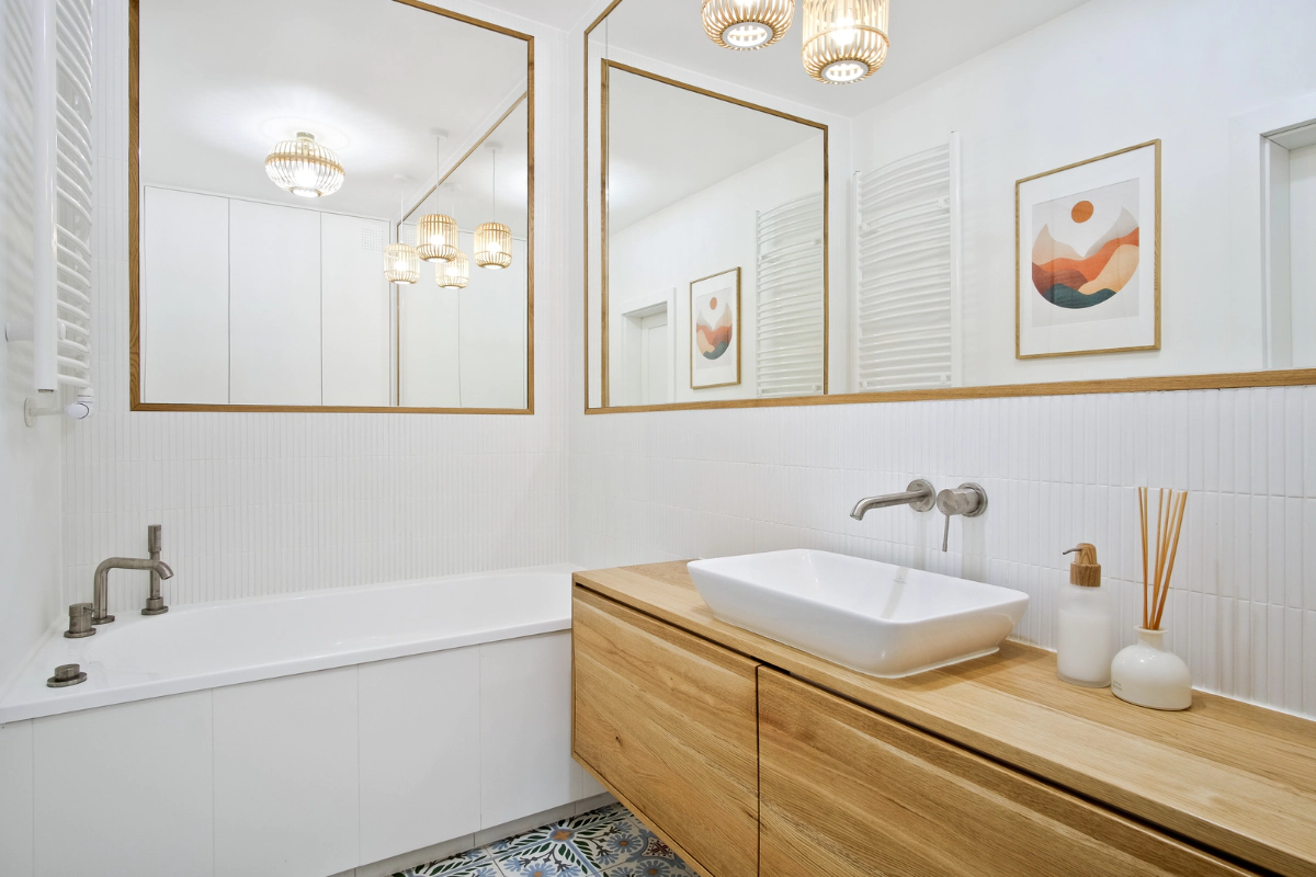 Badezimmer ohne Fenster – wie schafft man einen hellen und funktionalen Raum? - Rawdecor.de